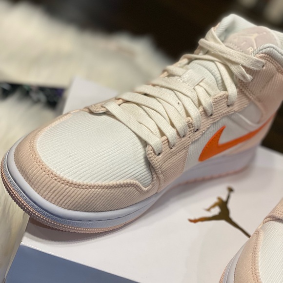 Authentic Women’s Air Jordan 1 Mid SE SZ 10 - Picture 15 of 16